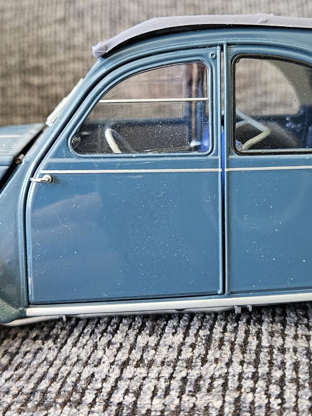 Vtg (1948-1990). Detailed Scale 1/18. Diecast. Classic Citroen 2CV by Norvex.